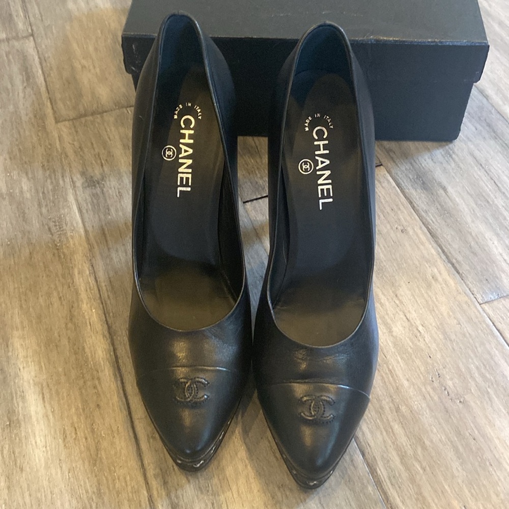 Like new-Chanel Black Lambskin chain platform pumps-42 - Picture 2 of 9